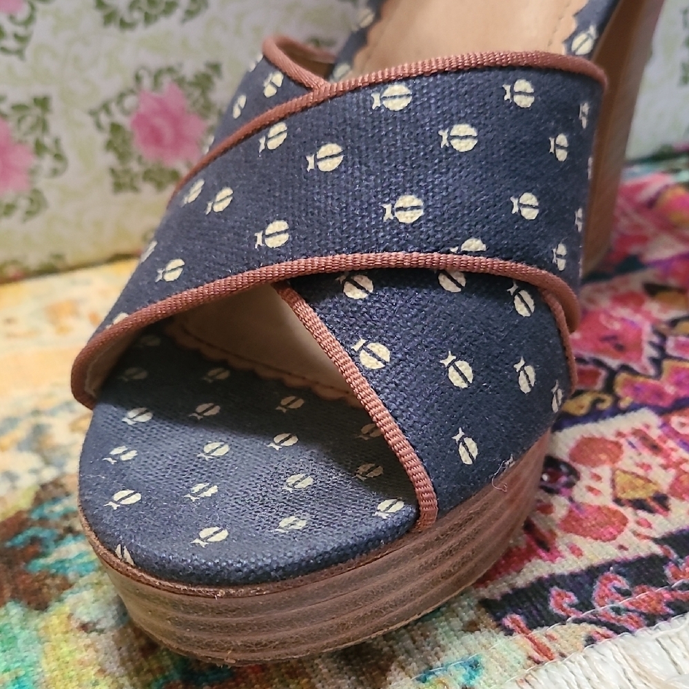 Fossil Blue and Tan Platform Shoes with Retro Charm - Picture 3 of 5
